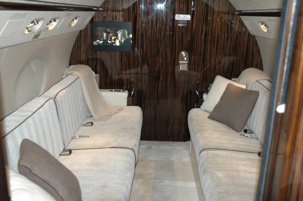 2007_g550_sold_couches_tv