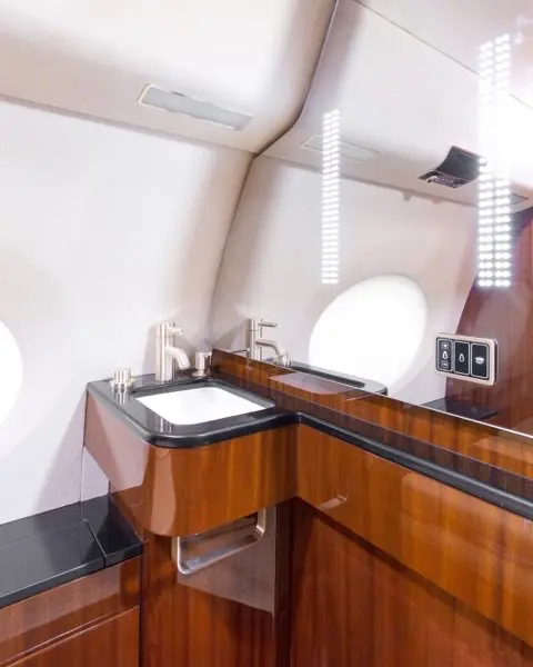 g650_interior_washroom_sink_mirror