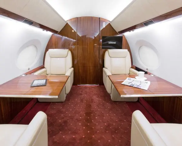 g650_seating_tables_tv_carpet_windows