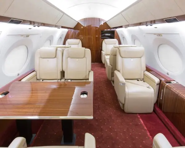 g650_table_windows_seating
